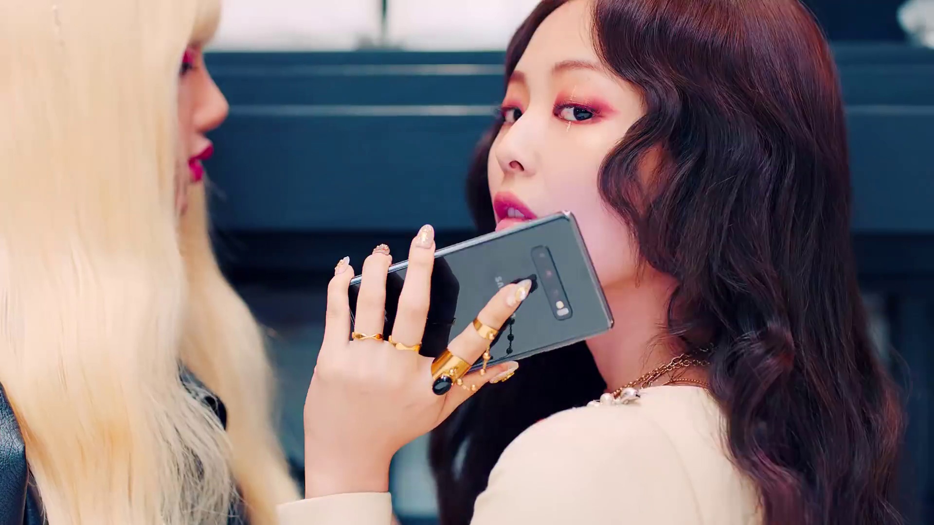 Реклама Samsung в клипе BLACKPINK - Kill This Love (2019)