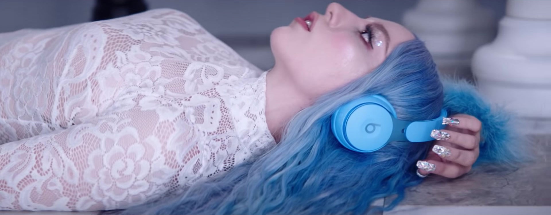Реклама Beats в клипе Ava Max - Kings & Queens (2020)