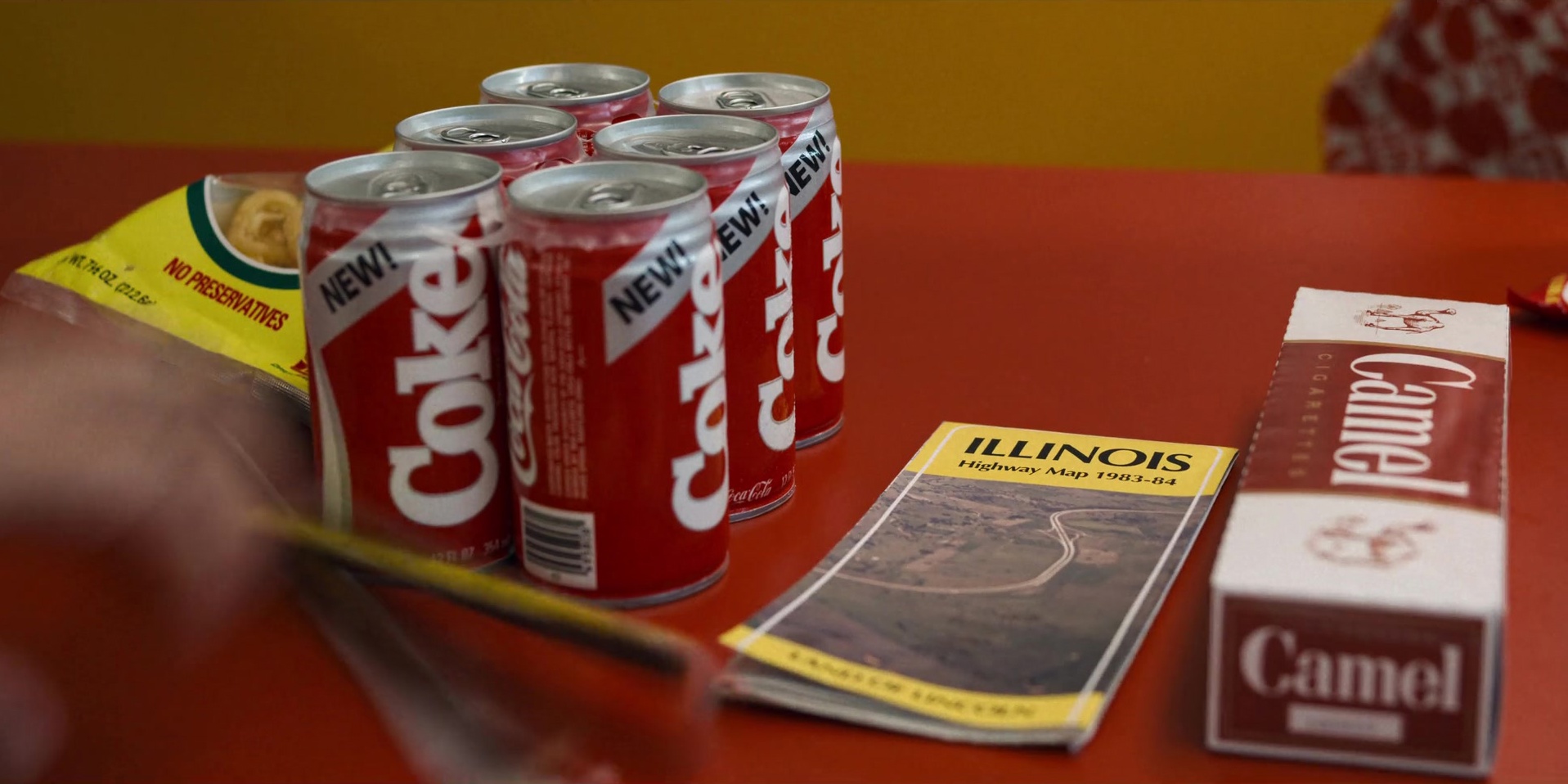 Реклама Coca-Cola и сигарет Camel в сериале Stranger Things (s03e05)